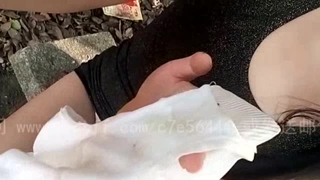 真空出门野外摸胸尿尿被小孩看到  真空出门野外摸胸尿尿被小孩看到