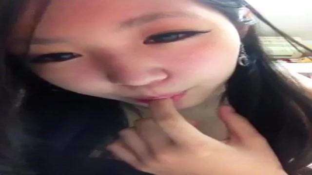 美麗女孩騷舔手指  美麗女孩騷舔手指
