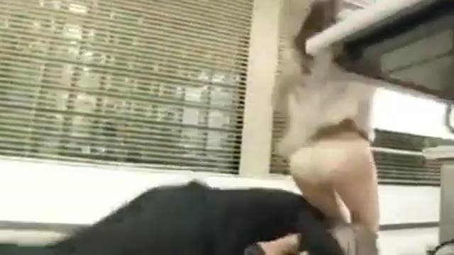 老闆不小心跌倒拉到女員工的裙子在摔倒  老闆不小心跌倒拉到女員工的裙子在摔倒
