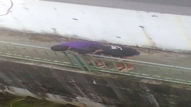 國中小情侶直接在路旁開摸女友 國中小情侶直接在路旁開摸女友