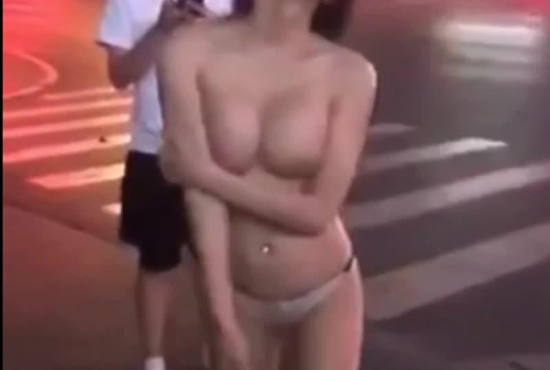 眼熟的網紅女主播嗑藥街上裸奔嗨翻了路過的行人 眼熟的網紅女主播嗑藥街上裸奔嗨翻了路過的行人