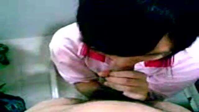 台灣女學生被男友强迫在公廁口交吞精  台灣女學生被男友强迫在公廁口交吞精