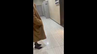 約操體制内老師 直接絲襪在樓道展示穿搭太騷了