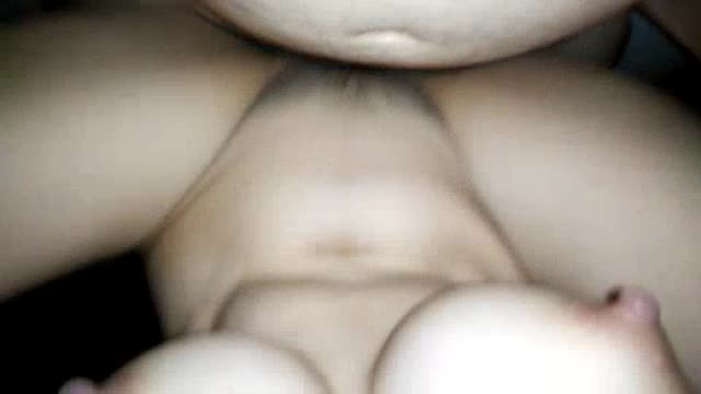 越南多情熟女上位,无套内射  越南多情熟女上位,无套内射
