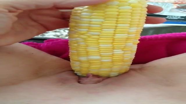 白虎妹妹下面吃玉米 白虎妹妹下面吃玉米