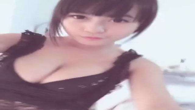 誇她兩句人漂亮身材好,立刻大跳勾人艷舞  誇她兩句人漂亮身材好,立刻大跳勾人艷舞