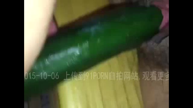 一直大黄瓜 骚货自慰淫水直流  一直大黄瓜 骚货自慰淫水直流