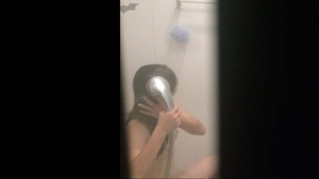 偷拍無毛妹妹洗澡  偷拍無毛妹妹洗澡