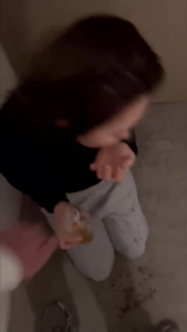 半夜把鄰居叫到樓梯間強迫她喝尿，第二天又無套内射同事，太過于刺激了