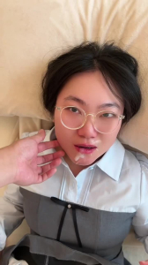 超頂綠帽大神 眼鏡騷妹承接大哥專屬定制！寄來的陽具前後攻穴，狂艹脫變
