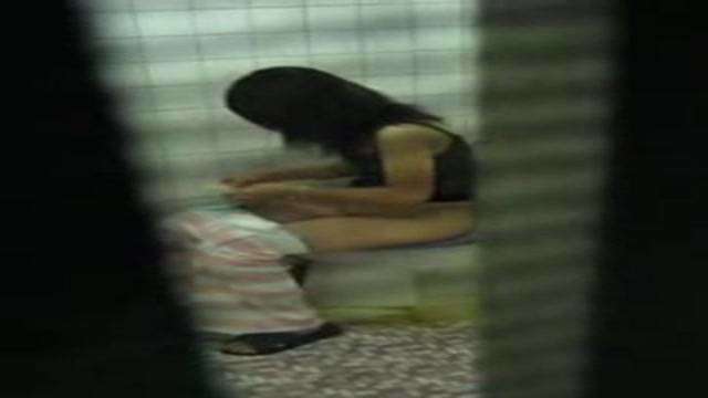 偷拍女友在厠所更換衛生棉  偷拍女友在厠所更換衛生棉