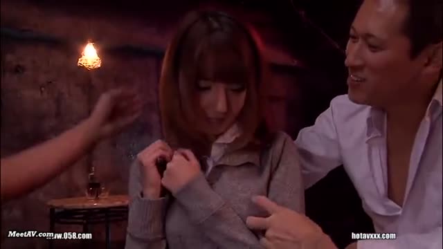 美麗女教師被多個男學生凌辱  美麗女教師被多個男學生凌辱