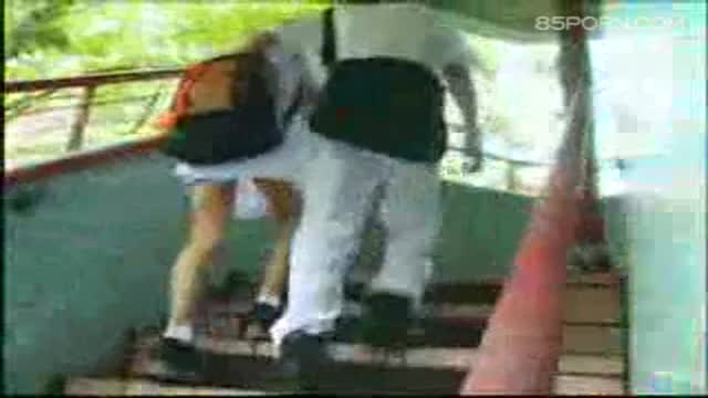 香港同學公園裏玩到樓梯間  香港同學公園裏玩到樓梯間