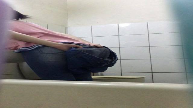 高中女廁所偷拍  高中女廁所偷拍