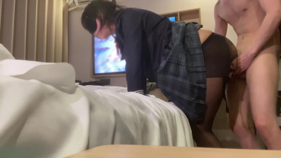 穿上黑絲襪後入 享受女大的肉體