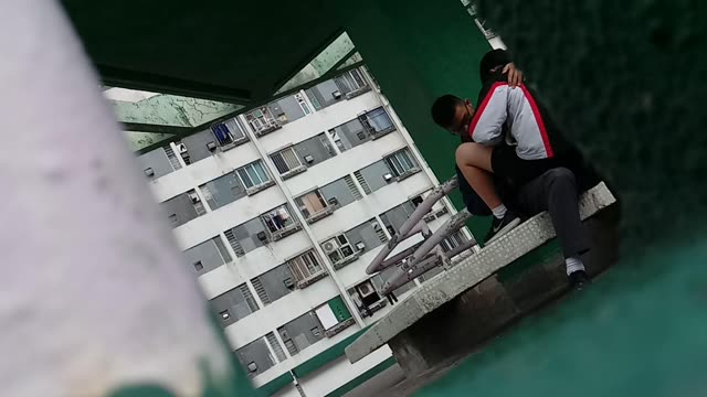 香港中學生天台搞搞震  香港中學生天台搞搞震