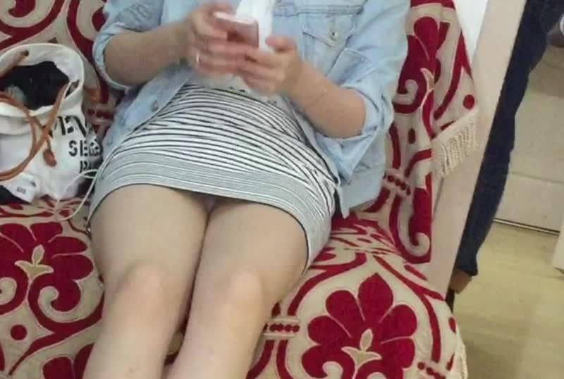 亞洲變態男子在大陸室內錄影偷拍美腿正妹的內褲 亞洲變態男子在大陸室內錄影偷拍美腿正妹的內褲