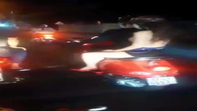 玩太嗨!機車正妹深夜狂歡 露奶尖叫當眾表演扒內褲  玩太嗨!機車正妹深夜狂歡 露奶尖叫當眾表演扒內褲