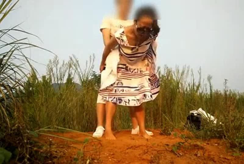 情侶野外打炮自拍背後位狂入野砲就是刺激又興奮 情侶野外打炮自拍背後位狂入野砲就是刺激又興奮