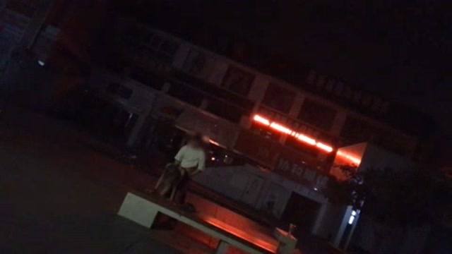 深夜馬路邊露出做愛 小騷貨害羞反抗不要 深夜馬路邊露出做愛 小騷貨害羞反抗不要
