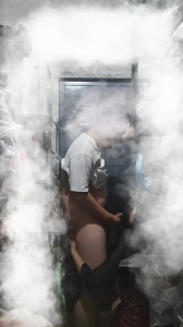 老公看的緊隻好去她家地下室，他樓上刷手機我們地下室操逼