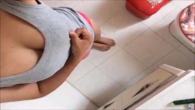 厕所女友手机自拍  厕所女友手机自拍