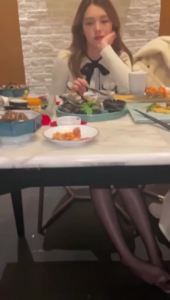 調教反差女神母狗，餐廳小包間狠狠操
