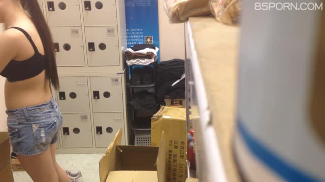 台灣更衣室偷拍女主角臉蛋可愛  台灣更衣室偷拍女主角臉蛋可愛