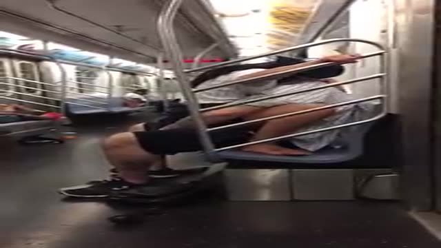 洋基輸了 女球迷地鐵像男友取暖  洋基輸了 女球迷地鐵像男友取暖