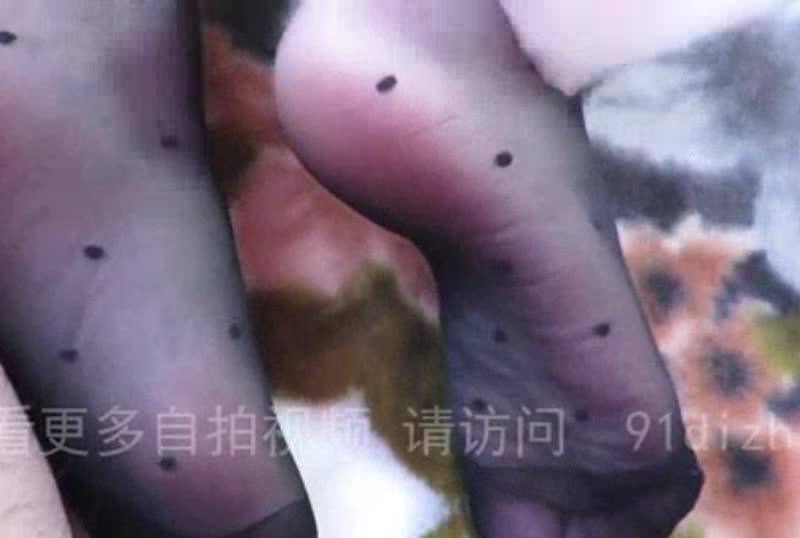 【亞洲足交自拍】愛美足控看過來黑絲襪性感美腳超爽足交射得滿腳都是無碼片流出 【亞洲足交自拍】愛美足控看過來黑絲襪性感美腳超爽足交射得滿腳都是無碼片流出