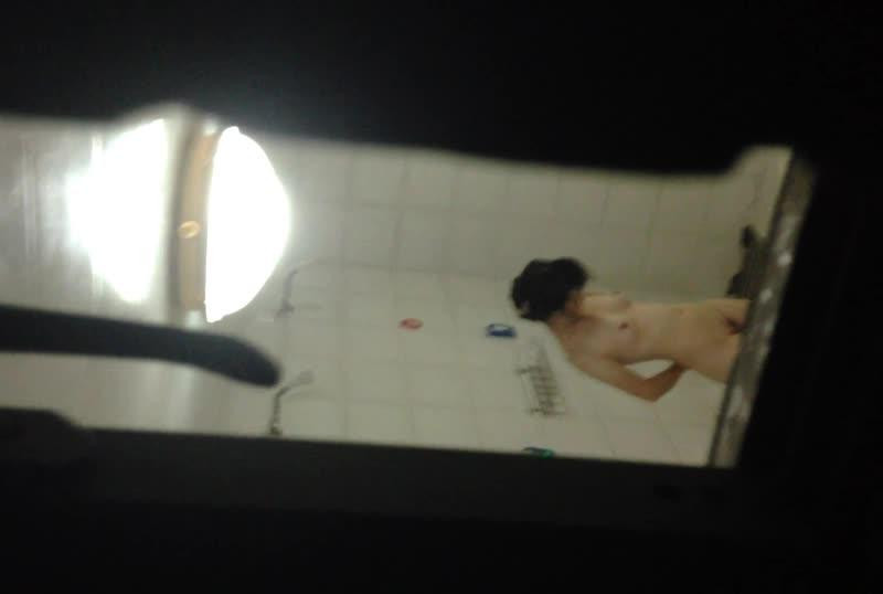 翻牆進剛下晚自習學生妹浴室偷拍完美的三圍 翻牆進剛下晚自習學生妹浴室偷拍完美的三圍