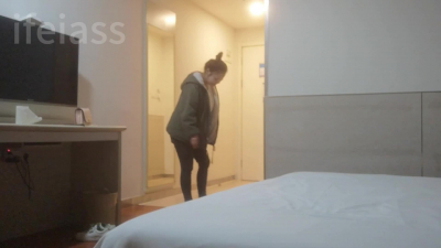 微胖人妻酒店偷情，後入的時候奶子對着鏡頭搖個不停