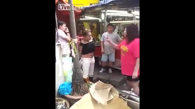 當街脫衣露乳咆哮店員全都錄  當街脫衣露乳咆哮店員全都錄
