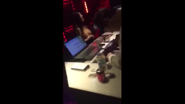 為進夜店 辣妹對櫃台露奶  為進夜店 辣妹對櫃台露奶