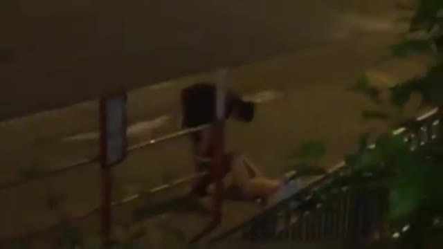 大陸學生香港巴士站野戰  大陸學生香港巴士站野戰
