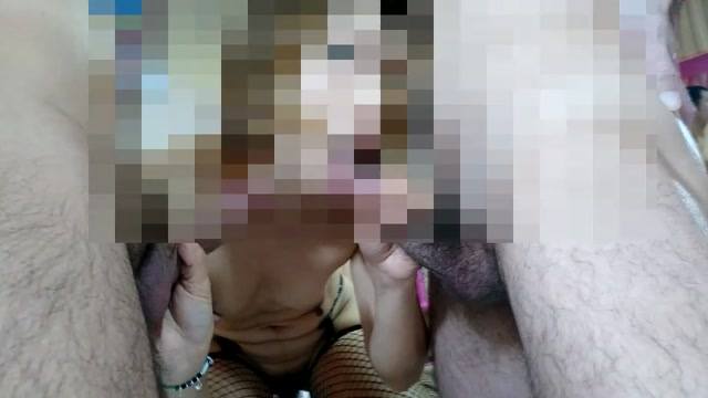 可愛妹妹 口交 2根肉棒 3P 舔蛋蛋  可愛妹妹 口交 2根肉棒 3P 舔蛋蛋