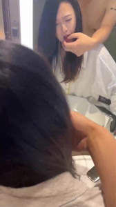 完美露臉的反差騷貨！連續射了兩次，“我剛化妝别射臉我嘴裏來”