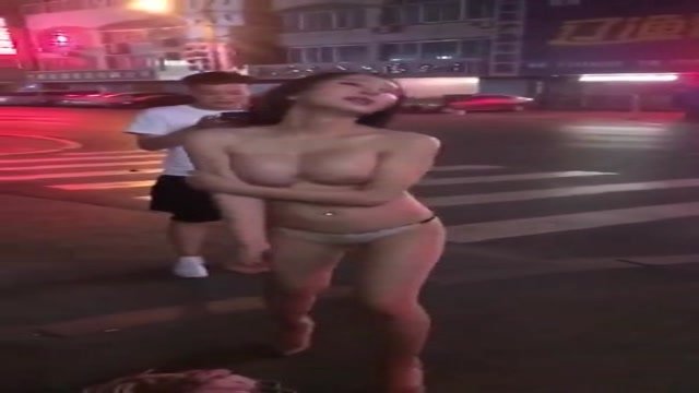 知名網紅 酒後玩裸  知名網紅 酒後玩裸