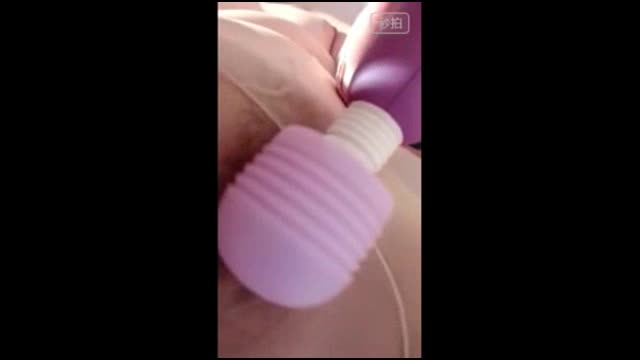 隔着丝袜自慰,流了很多爱液哦  隔着丝袜自慰,流了很多爱液哦