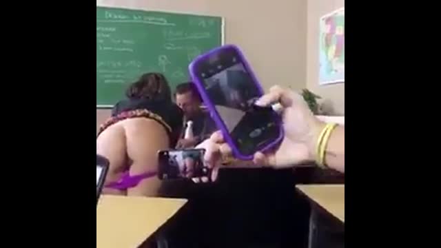 Good open female classmate! Professor's guidance report at the same time... She took off her pants and let her classmates take a picture: Good open female classmate! Professor's guidance report at the same time... She took off her pants and let her classmates take a picture: