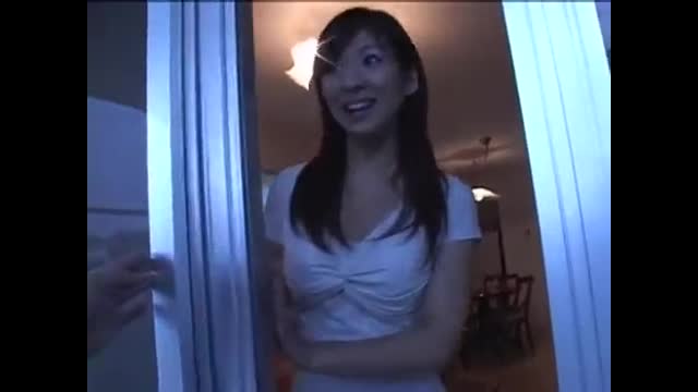 趁丈夫洗澡人妻偷情做愛  趁丈夫洗澡人妻偷情做愛