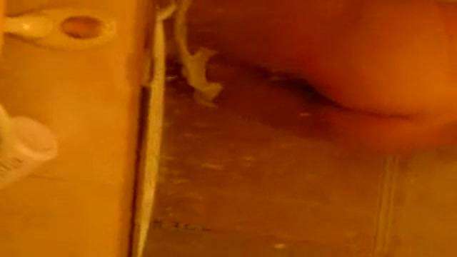 女友在厠所自拍  女友在厠所自拍