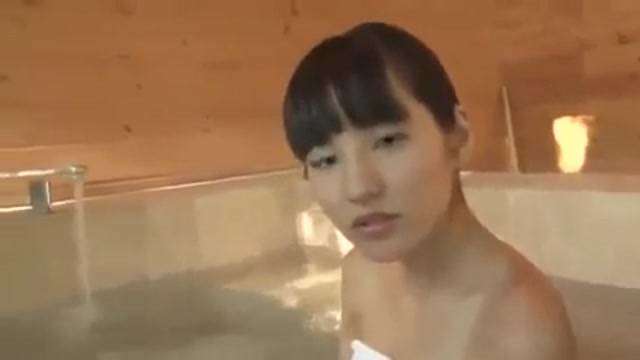 偷拍小可愛泡溫泉  偷拍小可愛泡溫泉