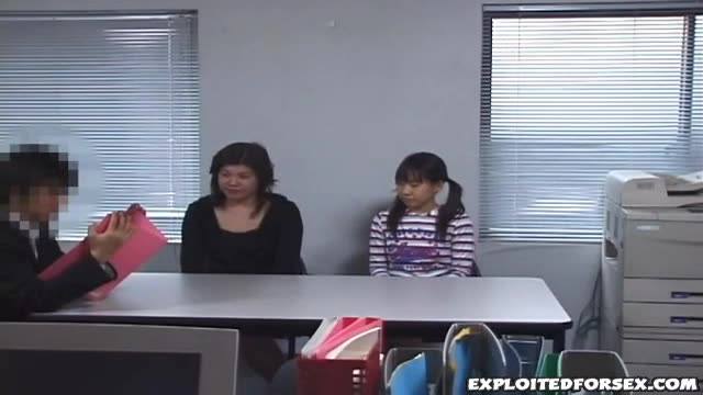 為了女兒的成績,母女只好用身體賄絡老師  為了女兒的成績,母女只好用身體賄絡老師