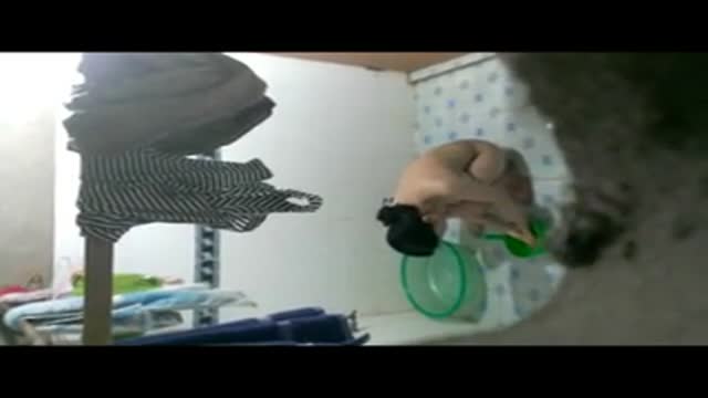 偷拍鄰居女兒洗澡  偷拍鄰居女兒洗澡