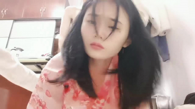 清純女看着手機，也舒服了
