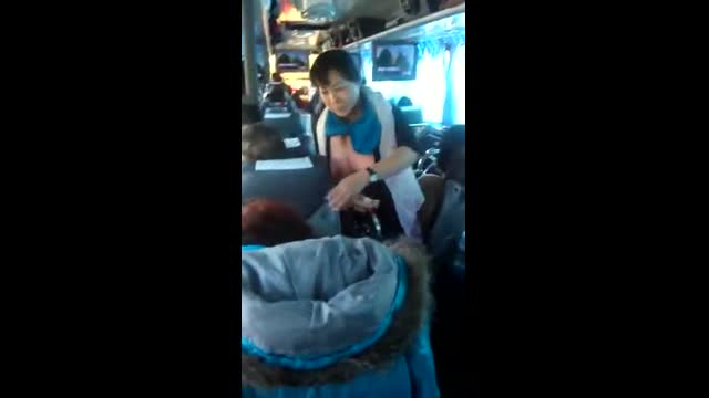 客運大媽露兩粒與大家相見並幫大家到茶做服務  客運大媽露兩粒與大家相見並幫大家到茶做服務