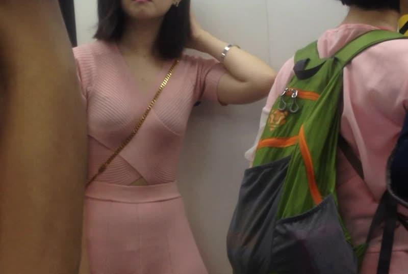 地鐵跟蹤極品正妹偷拍紅色內褲微翹奶子瞬間充血 地鐵跟蹤極品正妹偷拍紅色內褲微翹奶子瞬間充血