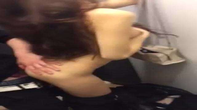 等不及試衣間來一發  等不及試衣間來一發