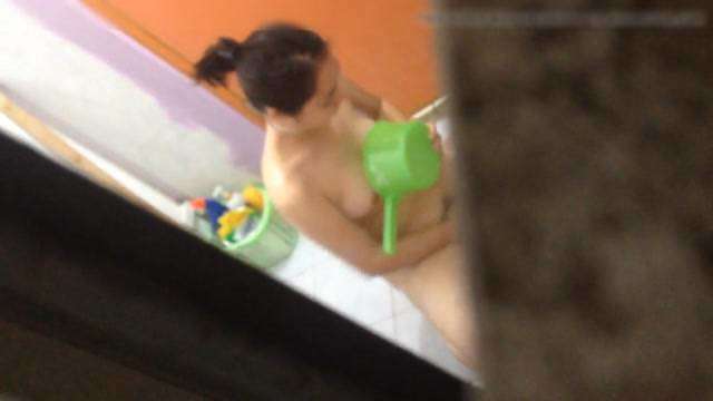 趴墙头偷窥邻居漂亮美眉洗澡  趴墙头偷窥邻居漂亮美眉洗澡